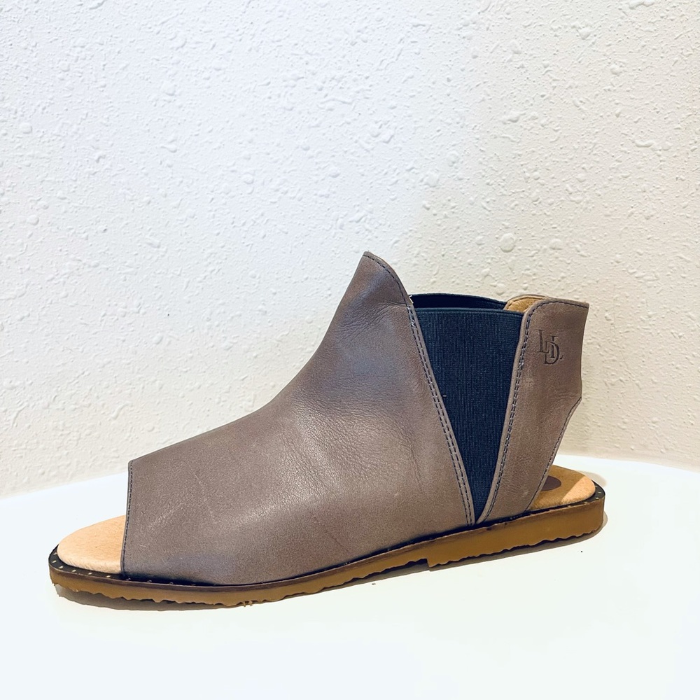 Luxe De Leon Women’s Peep Toe Leather Taupe Booties Size 8 NWT - Picture 2 of 9